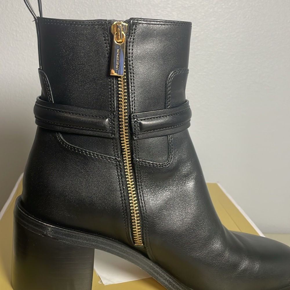 MICHAEL KORS OUTLET
Mindy Leather Ankle Boot
Women’s size 8.5 M - Picture 6 of 8